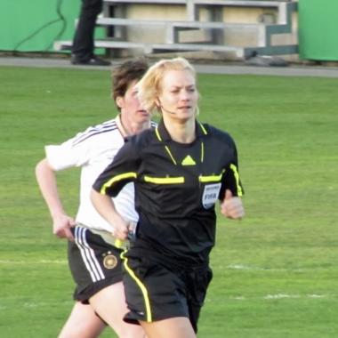 Voir la vidéo de Foot : les filles gagnent du terrain