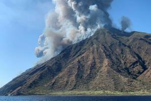 Après l’éruption du Stromboli, l’île se réveille sous les cendres 