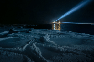 La vie marine perturbée par la lumière artificielle durant la nuit polaire