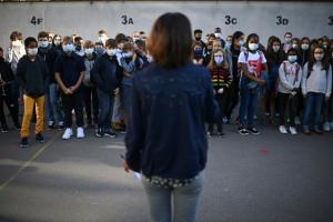 Covid-19 : dépistage massif à Hong Kong, rentrée masquée de la France à la Russie 