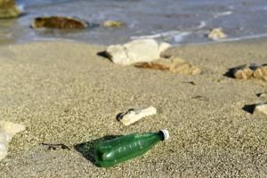 Près de 230 000 tonnes de plastique jetées chaque année dans la Méditerranée 