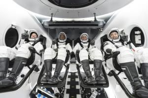 Une fusée SpaceX en route vers la station spatiale avec quatre astronautes