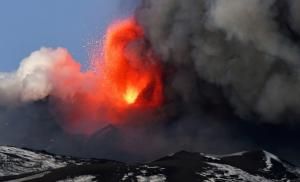 Une spectaculaire éruption de l&#039;Etna provoque une pluie de pierres 