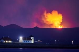 En Islande, l’éruption se transforme en grandioses geysers de lave