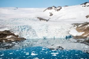 Le Groenland s&#039;assombrit par manque de neige fraîche, accélérant son réchauffement