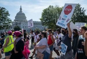 Un juge fédéral bloque temporairement une loi interdisant la majorité des avortements au Texas 