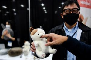 Robot chaton affectueux et masques anti-Covid au salon annuel des technologies 