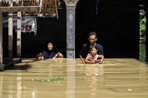 Indonésie : des milliers d’habitants évacués après des inondations imputées à la déforestation 