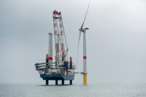 La première éolienne offshore de France installée au parc de Saint-Nazaire