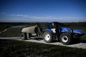 Nouvel or noir : quand le tracteur carbure grâce aux bouses de vache 