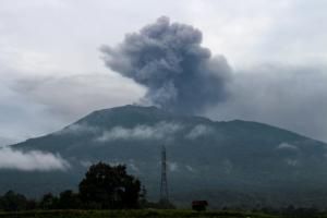 Indonésie : au moins onze morts et douze disparus dans l&#039;éruption d&#039;un volcan