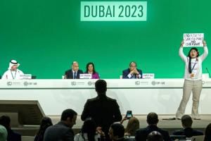 Énergies fossiles : la COP28 sous tensions à quelques heures de la fin  