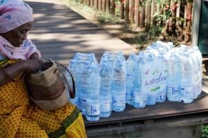 L&#039;eau en bouteille contient des centaines de milliers de particules de plastique