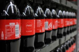 Des traces de microplastiques retrouvées dans les bouteilles de Coca-Cola et de Schweppes