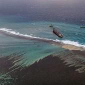 Maurice : le temps presse pour pomper le carburant du bateau échoué