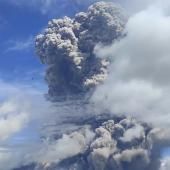 Indonésie : le volcan Sinabung crache un énorme nuage de cendres