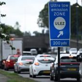 À Londres, l&#039;extension controversée de la taxe pour véhicules polluants entre en vigueur