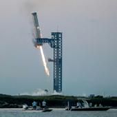 SpaceX réussit à rattraper une partie de sa mégafusée Starship, une première 